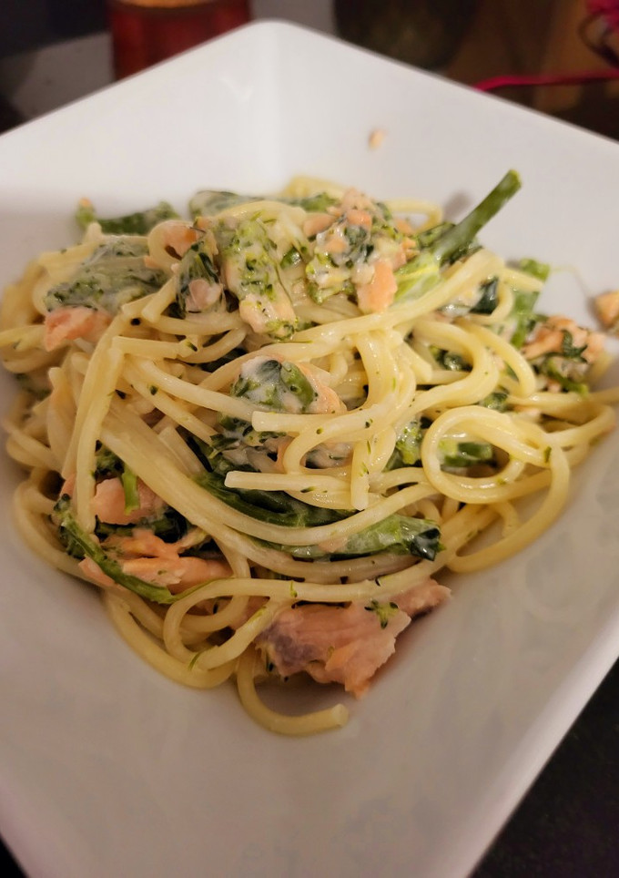 Una foto de Pasta con salsa cremosa de salmón y bimi