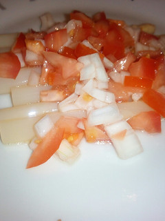 Una foto de Espárragos blancos con vinagreta de tomate y cebolla