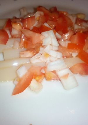 Una foto de Espárragos blancos con vinagreta de tomate y cebolla
