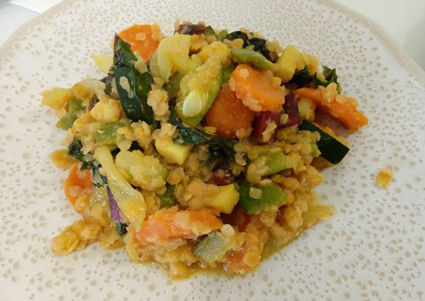 Lentejas rojas con calamares y verduras