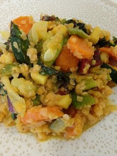 Una foto de Lentejas rojas con calamares y verduras
