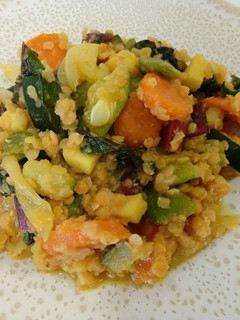 Una foto de Lentejas rojas con calamares y verduras