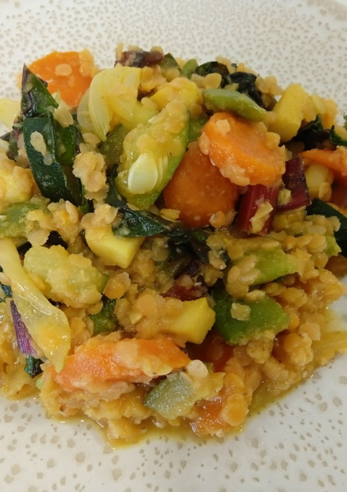 Una foto de Lentejas rojas con calamares y verduras