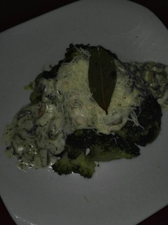 Una foto de Brócoli con carbonara vegetariana