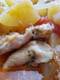 Una foto de Guiso de Pollo con Patatas😋🍴