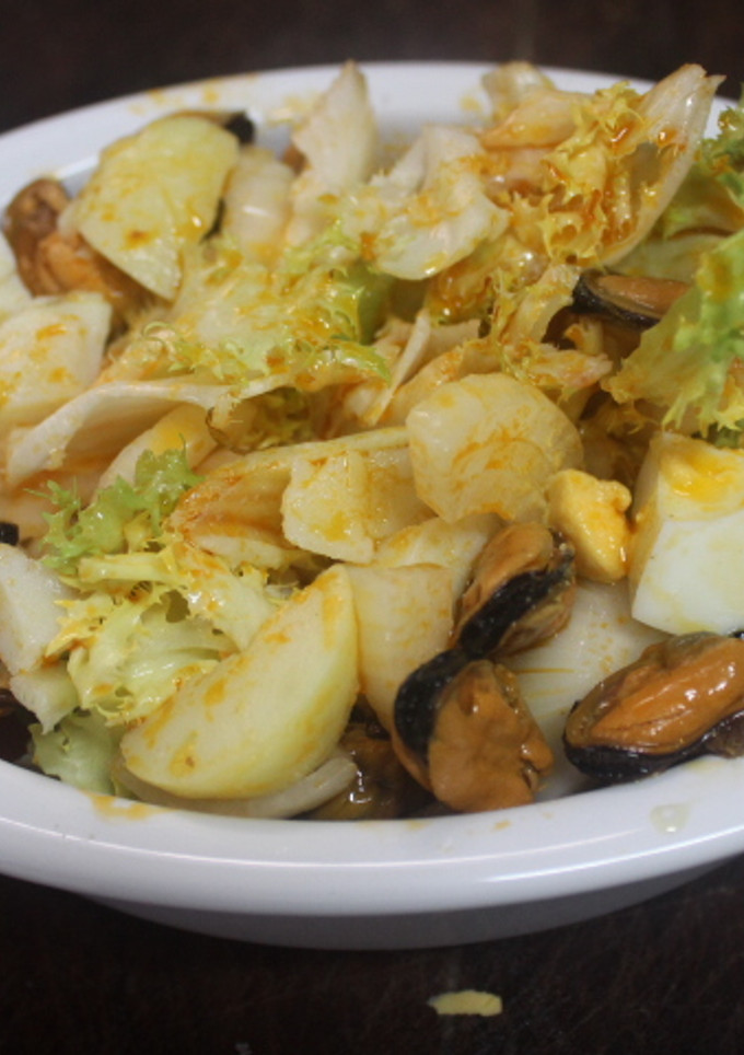Una foto de Ensalada de escarola con mejillones de lata