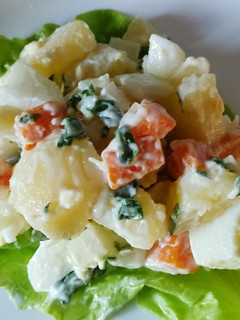 Una foto de Ensalada de papa, zanahoria y huevo