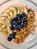 Smoothie bowl dâu tây, chuối, việt quất, sữa chua Hy Lạp, granola, dừa vụn, hạt chia