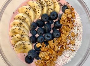 Hình của món Smoothie bowl dâu tây, chuối, việt quất, sữa chua Hy Lạp, granola, dừa vụn, hạt chia.