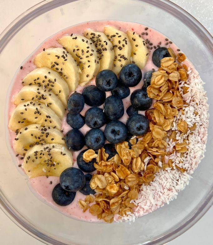 Cách Làm Món Smoothie Bowl Dâu Tây, Chuối, Việt Quất, Sữa Chua Hy Lạp, Granola, Dừa Vụn, Hạt Chia của JinSu Mommy - Cookpad