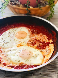 Una foto de Huevos con tomate 🍳🍅