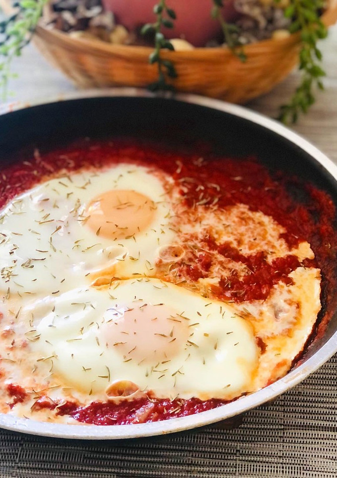 Una foto de Huevos con tomate 🍳🍅