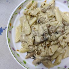 A picture of Creamy cheese mushroom pasta.