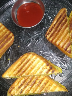 વેજ સેન્ડવીચ(Veg sandwich Recipe in Gujarati) રેસીપી મુખ્ય ફોટો