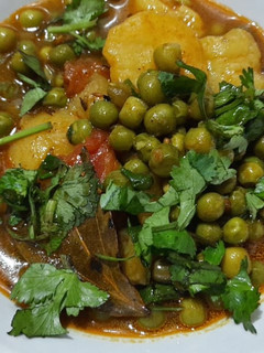 आलू मटर सब्जी (Aloo Matar Sabzi recipe in Hindi) रेसिपी मुख्य फोटो