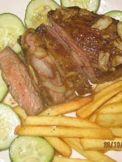 Una foto de Bistec de Res término medio al ajo, mantequilla y romero