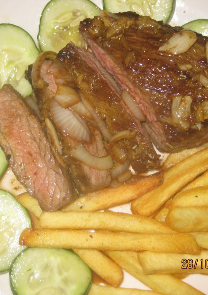 Una foto de Bistec de Res término medio al ajo, mantequilla y romero