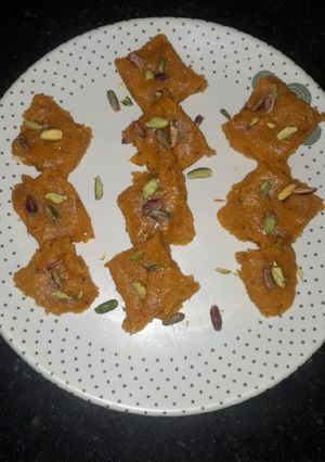 बेसन और आटे की बर्फी (Besan aur aate ki barfi recipe in Hindi) रेसिपी मुख्य फोटो