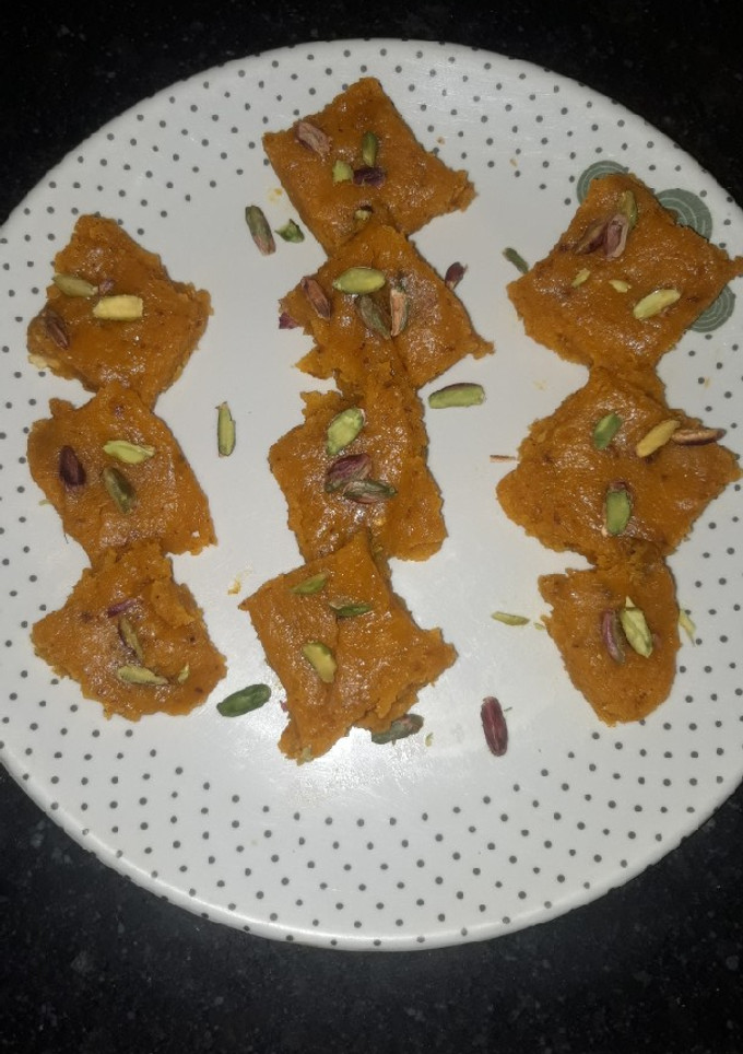 बेसन और आटे की बर्फी (Besan aur aate ki barfi recipe in Hindi) रेसिपी मुख्य फोटो