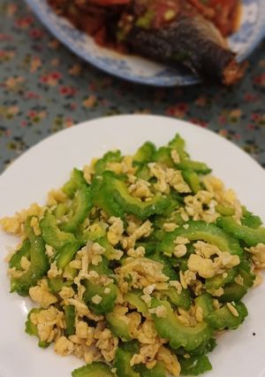 Hình của món Mướp đắng xào trứng.