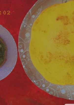 A picture of Makai ki roti aur saag.