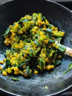 कांद्याच्या पातेची भाजी (kandyachya patechi bhaaji recipe in marathi) रेसिपी चे मुख्य फोटो