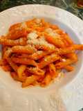 Penne con salsiccia piccante e sugo di pomodoro