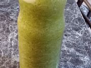 Una foto de limonada de pepino