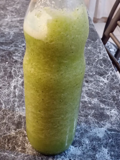 Una foto de Limonada menta jengibre y pepino