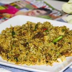 A picture of Hariyali Murgh Biryani / Green Masala Chicken Biryani.
