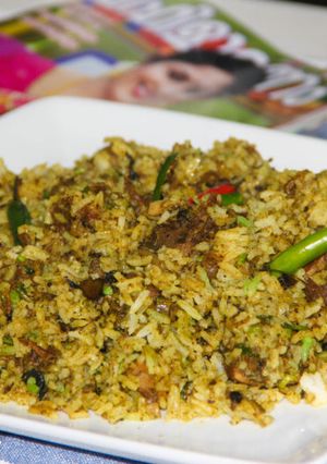 A picture of Hariyali Murgh Biryani / Green Masala Chicken Biryani.