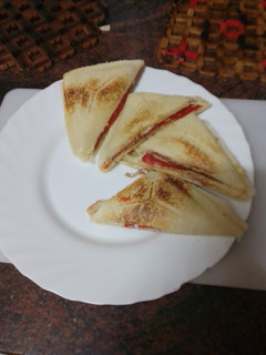 Una foto de Sándwich de pata asada, pimiento del piquillo y queso