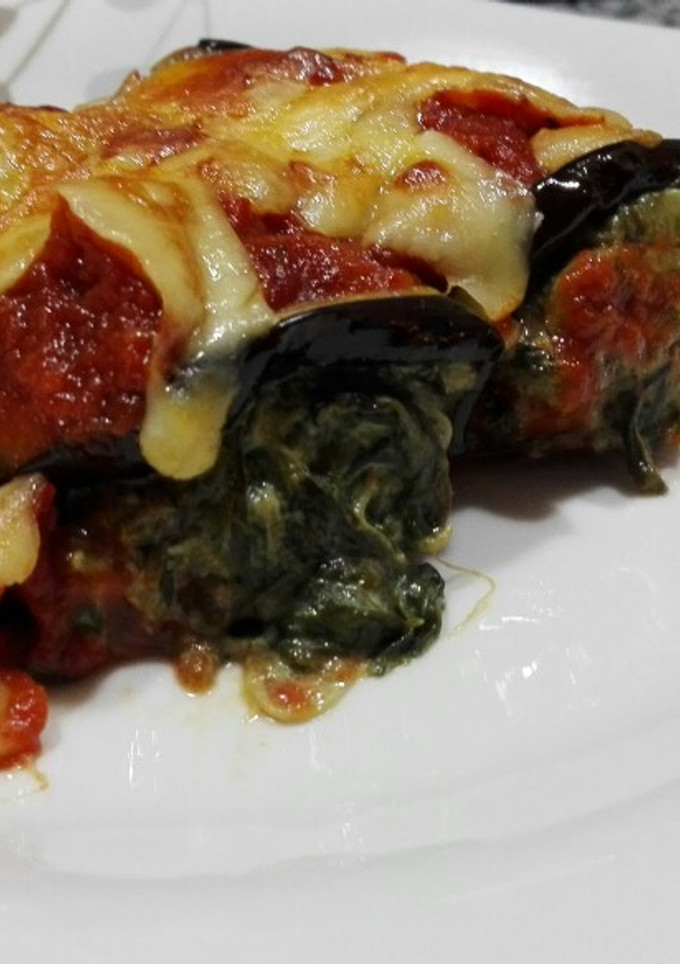 Una foto de Rollitos de berenjena rellenos de espinacas