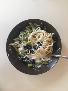 Una foto de Spaghetti con salsa de queso y espárragos
