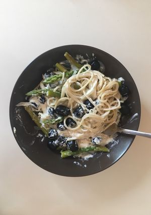 Una foto de Spaghetti con salsa de queso y espárragos