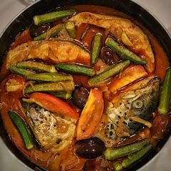 A picture of Salmon fish head curry.