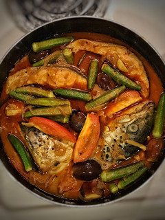 A picture of Salmon fish head curry.