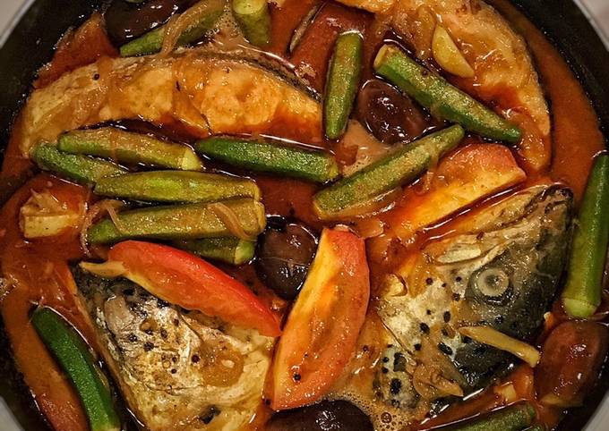 Salmon fish head curry Recipe by Nanie Nordin - Cookpad