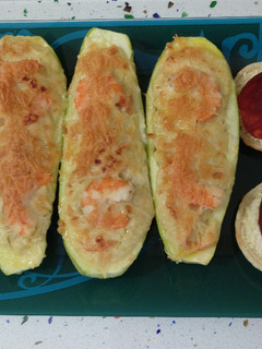 Una foto de Calabacines rellenos de marisco y mini pizzas de chorizo ibérico