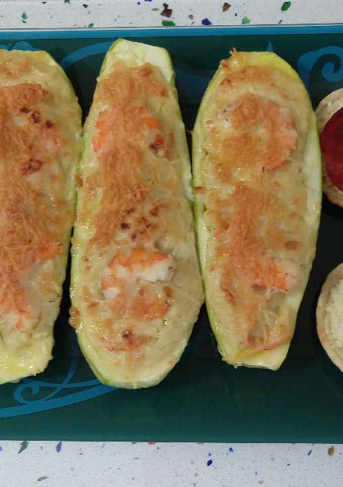 Una foto de Calabacines rellenos de marisco y mini pizzas de chorizo ibérico