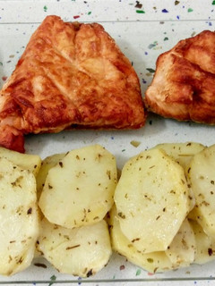 Una foto de Lomo de salmón a la plancha y patatas al vapor con hierbas provenzales