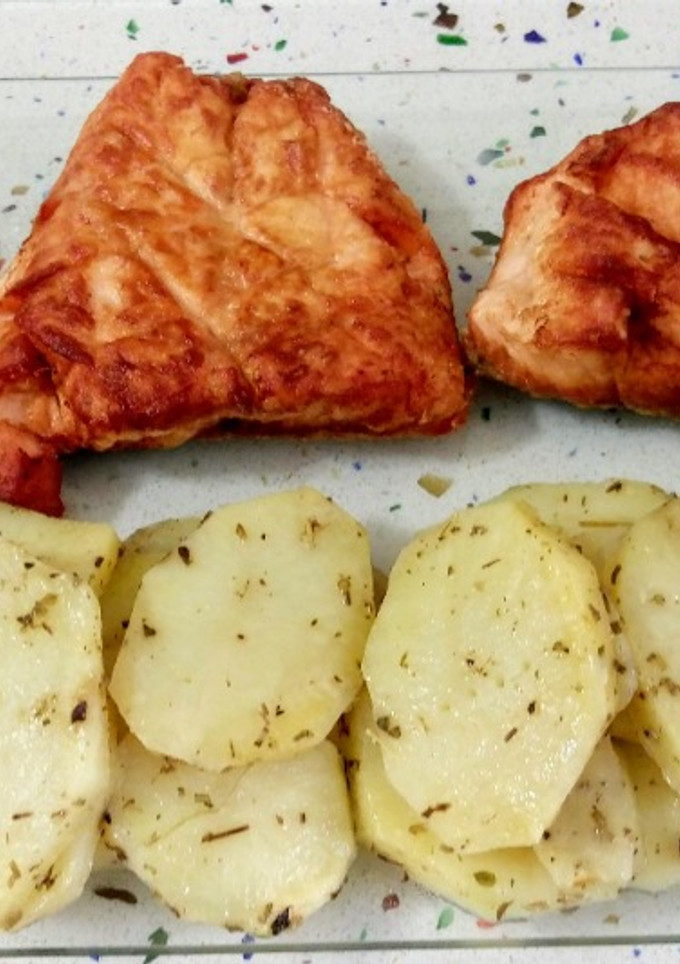 Una foto de Lomo de salmón a la plancha y patatas al vapor con hierbas provenzales