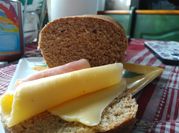 Una foto de pan de molde integral