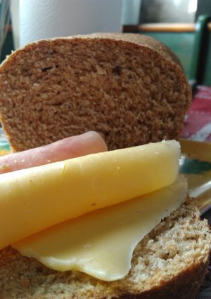 Una foto de Pan de molde integral con semillas