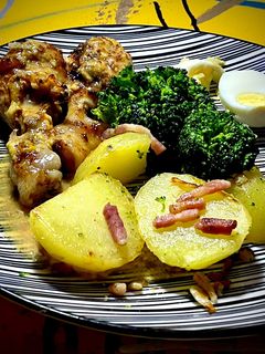 Una foto de Muslitos de pollo con salsa miel y mostaza con brócoli y patata con ajo y bacon