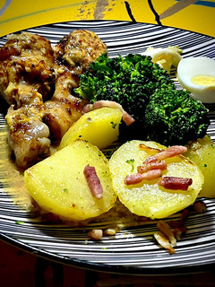 Una foto de Muslitos de pollo con salsa miel y mostaza con brócoli y patata con ajo y bacon