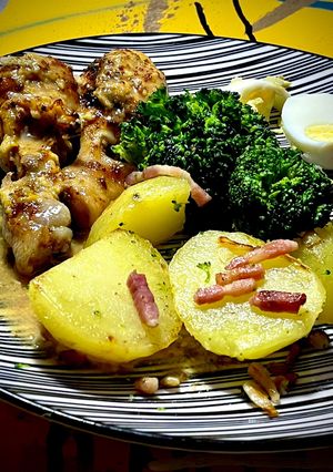 Una foto de Muslitos de pollo con salsa miel y mostaza con brócoli y patata con ajo y bacon