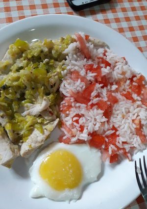 Una foto de Pollo, ensalada y huevo HECHO AL AGUA, SII AL AGUA🥰