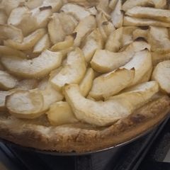 A picture of Apple tart with caramel and ground almonds.