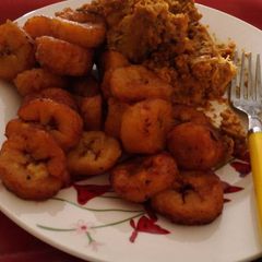 A picture of Porriage beans with fried plantain.